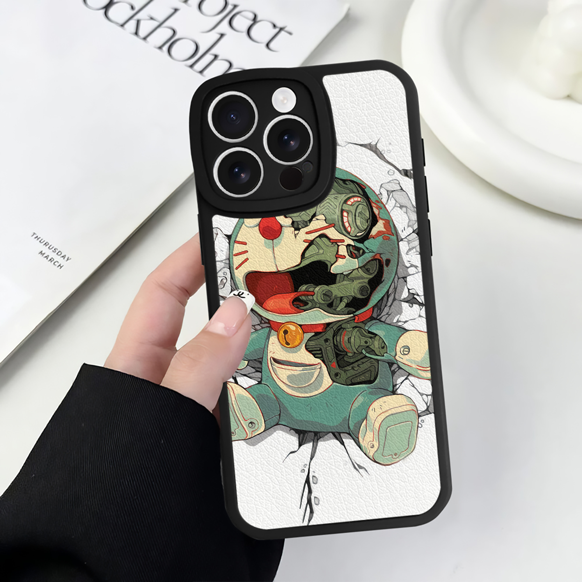 （画像用） ドラえもん Doraemon 【iPhone 16シリーズ対応】シリコンスマホケース（レザー調） 材質：シリコン